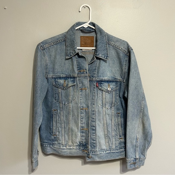 Levi's Jackets & Blazers - Levi’s Light Wash Denim Jean Jacket Size Medium